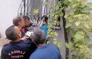 Oyun oynarken kafası demir parmaklığa sıkışan...