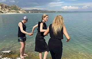 Oyuncu Wilma Elles ve Tuşba Özay Van Gölü’ne...