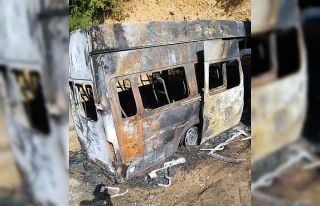 Park halindeki minibüs alev alev yandı