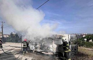 Park halindeki minibüs alevlere teslim oldu