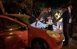 Park halindeki otomobilde çıkan yangın itfaiye...