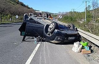 Pazaryeri’nde çarpışan otomobillerden biri takla...