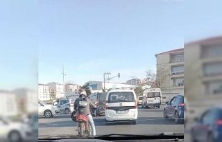 Plakayı sırtına geçirdi