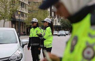 Polis anneler en özel günlerinde de aşkla görev...