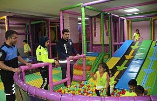 Polisler çocukların oyun merkezine gitme hayalini...