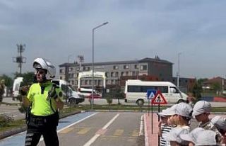 Polisten çocuklara sevgi dolu yaklaşım