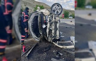 Refüje çarpan otomobil takla attı: 1 ölü, 3 yaralı