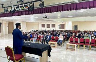 Rektör Sarıbıyık liseli öğrenciler ile tecrübelerini...