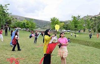 Rengarenk uçurtmalar Beydağı’nda gökyüzüyle...