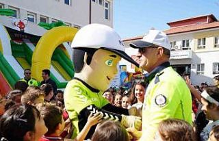 Renkli yüzler, mutlu çocuklar: Trafik bilinci eğlenceyle...