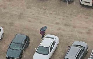 Sağanak bastırdı, vatandaşlar ne yapacağını...