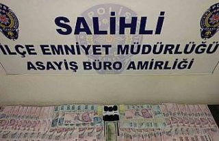 Salihli’de aranan şahıslar kumar oynarken yakaladı