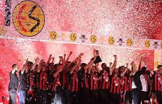 Şampiyon Eskişehirspor kupasını kaldırdı