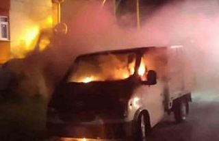 Samsun’da park halindeki kamyonet yandı