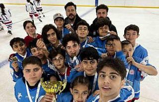 Samsun’dan buz hokeyinde çifte kupa