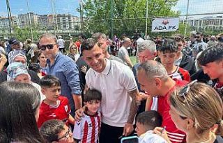 Samsunsporlu oyunculardan miniklere motivasyon ziyareti