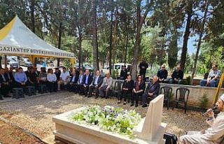 Sanayici M. Naci Topçuoğlu, mezarı başında dualarla...