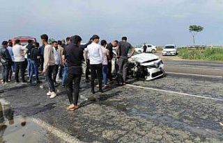 Şanlıurfa’da minibüs ile otomobil çarpıştı:...
