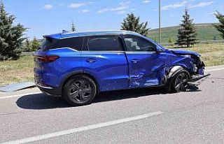 Saraykent’te traktörle otomobil çarpıştı: 3...