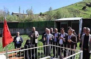 Şehide kabri başında anma