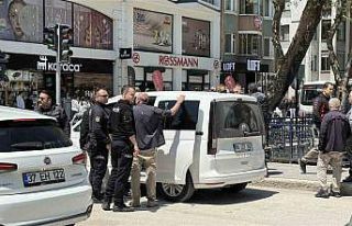 Şehrin göbeğindeki silahlı kavga polisi harekete...