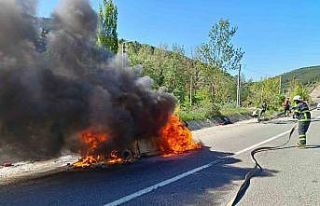 Seyir halinde bir anda alev alan araç kül oldu