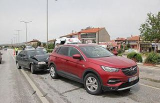 Seyir halindeyken kırmızı ışıkta bekleyen otomobile...