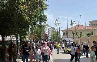 Sıcak havayı fırsat bilen vatandaşlar şehir merkezlerinde...