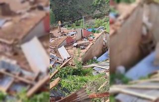 Şiddetli fırtına Şemdinli’de bir köyü harabeye...