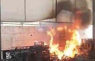 Siirt’te semt pazarındaki plastik kasalar yandı