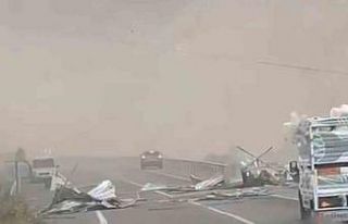 Siirt’te uçan çatı yolu trafiğe kapattı