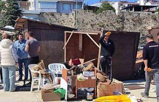 Sinop’ta şiddetli rüzgar seyyar tezgahları yıktı