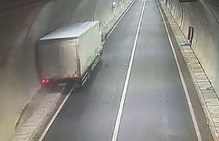 Şoförün direksiyon hakimiyetini kaybettiği kamyon...