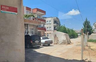 Sokak ortasına kurulan çadır ulaşıma engel oluyor