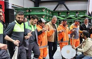 Sultangazi Belediye Başkanı Dursun işçilerle birlikte...