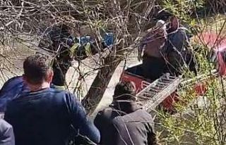 Sürücü aracıyla dereye uçtu