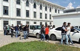 Sürücünün içinde bulunduğu otomobil kurşun...