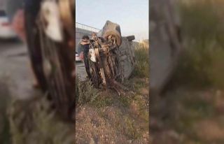 Takla atan atarak yan yatan otomobildeki 4 kişi yaralandı