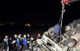 Takla atan tır ters döndü: 1 ölü, 1 yaralı