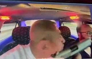 Takside dehşet anları kamerada...Taksiciyi silahla...