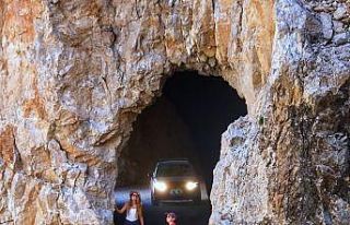 Taş Yolunda tır sıkıştı, yol geçici süreyle...