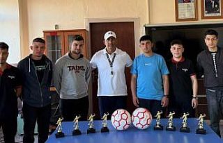 Tavşanlı Anadolu İmam Hatip Lisesi’nde mini futsal...
