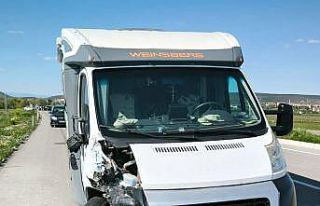 Tavşanlı’da karavan ile minibüs çarpıştı:...