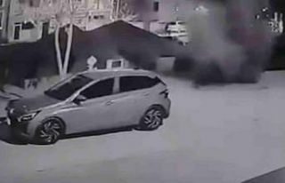 Tazyikli su asfaltı patlattı: İki araçta hasar...