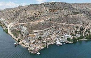 Tekneyle gidilen batık mahalleye 25 yıl sonra yol...