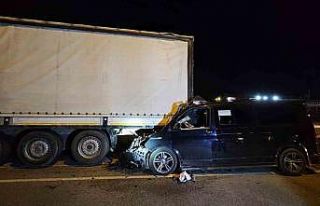 Ticari araç tıra arkadan çarptı: 1 ağır yaralı