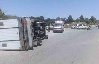 Ticari araç yandan çarptığı kamyoneti devirdi