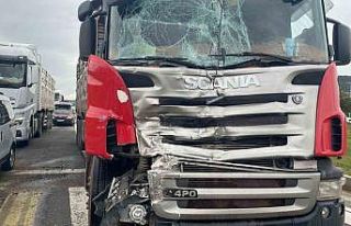 Tır ile kamyonet çarpıştı: 1 yaralı