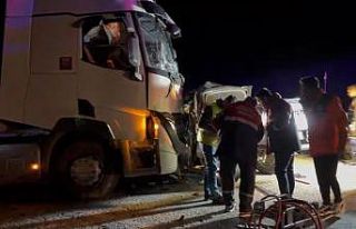 Tır ile pikap kafa kafaya çarpıştı: 1 ölü