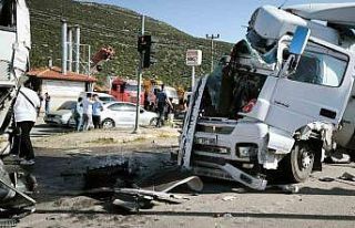 Tır, kırmızı ışıkta bekleyen otobüs ve otomobile...